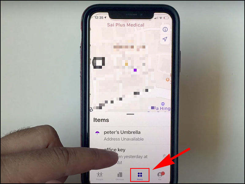 Chọn thanh items để t&igrave;m thiết bị AirTag muốn kiểm tra